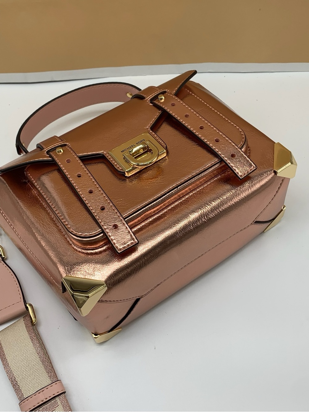 MICHAEL KORS
Manhattan Medium Top
Hand School Patent Satchel Primrose color - Picture 7 of 14